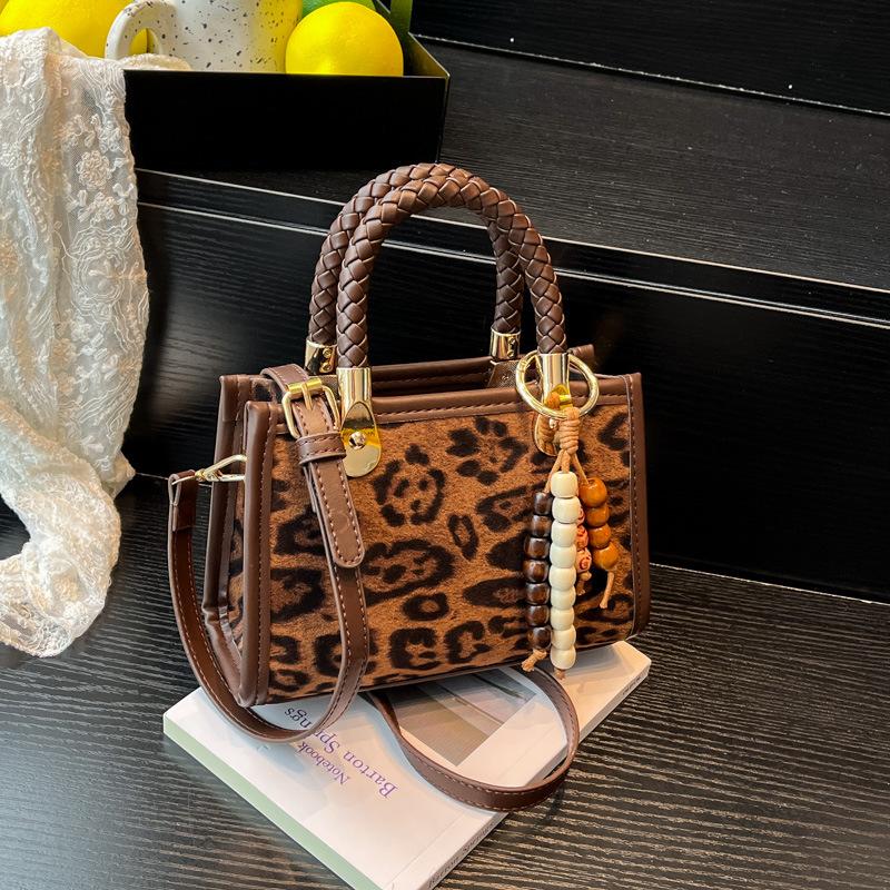 

Leopard print hand carry small bag women s new commuter women s bag autumn and winter advanced sense single shoulder crossbody small square bag цветной печати леопарда