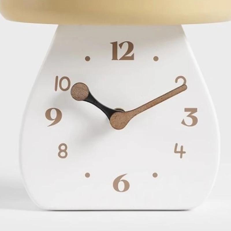 Cute Mushroom Retro Silent Desk Clock There Many Species Small Ones Table Clock Bedroom Bedside Dormitory Home Decor Die Uhr