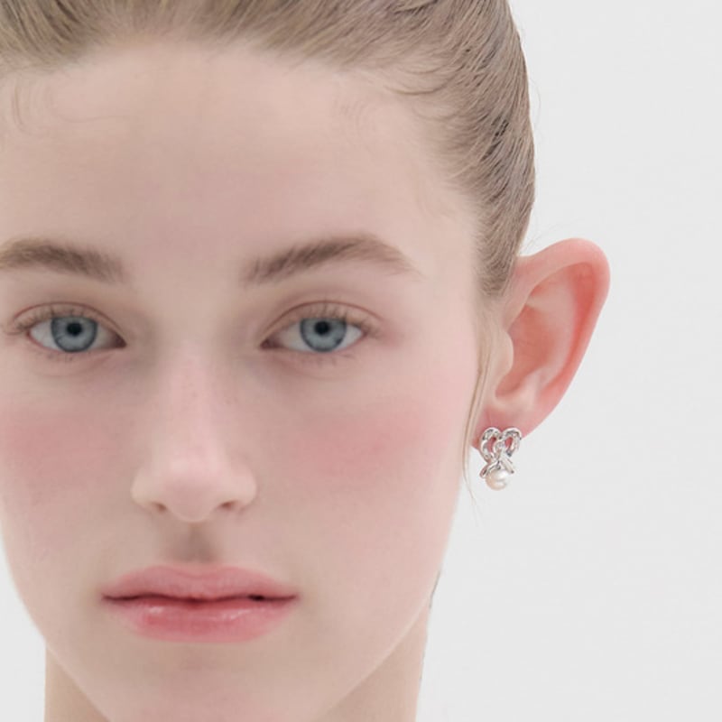 comelico atelier Pretzel Pearl Earrings