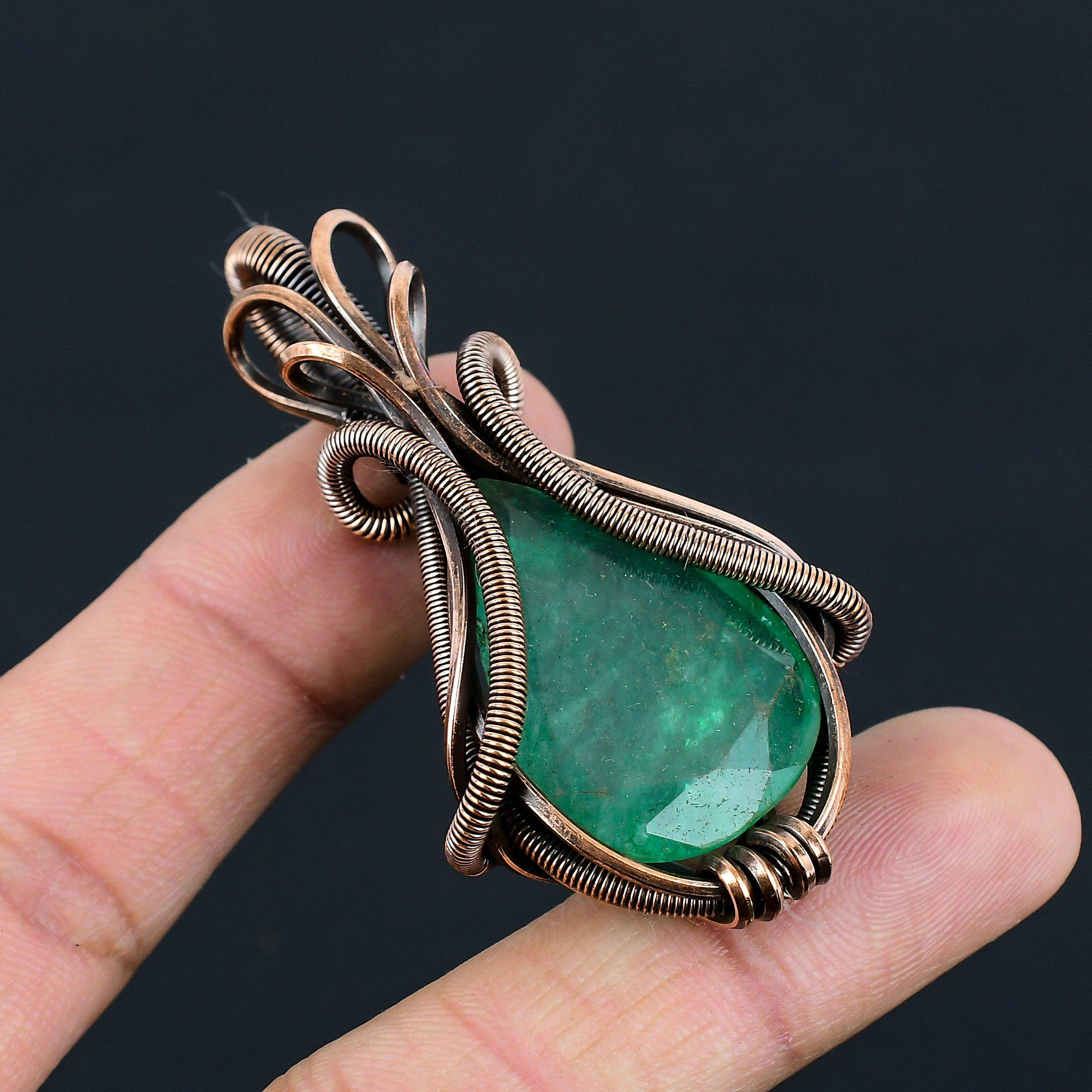 

Ослепительный изумрудный драгоценный камень ручной работы из чистой медной проволоки, ювелирный кулон для женщин, созданный в лаборатории 2.56 Inches зелёный