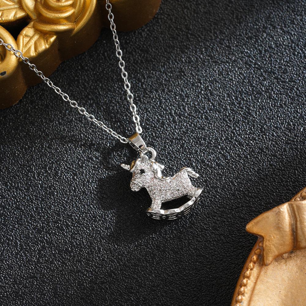 

Elegant Titanium Steel Necklace for Women - Light Luxury Design with Copper Micro-inlaid Diamonds, Versatile and Fashionable Clavicle Chain.