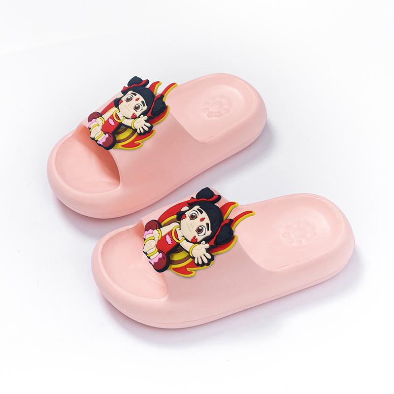 

Тапочки Nezha для мальчиков и девочек, мультяшные, для ванной комнаты, для детей, дома, нескользящие, для детского сада, одно слово, крутые тапочки 22 yards suitable for foot length 21-21.5cm розовый