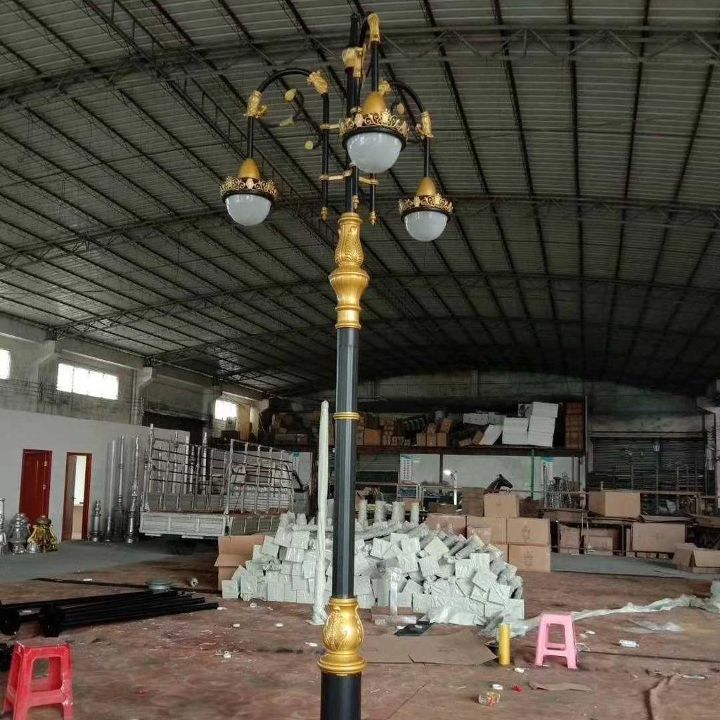 European Retro Double-Head Street Light: Cast Aluminum/Iron, Sand-Finished Courtyard Lamp