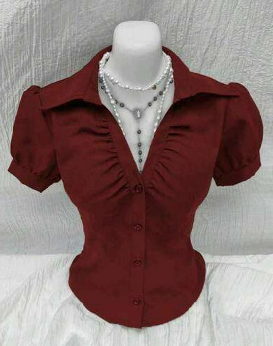 

Европейская и американская мода 2025 года: Женская рубашка с V-образным вырезом, плиссированная, с коротким рукавом Extra Large вино красного
