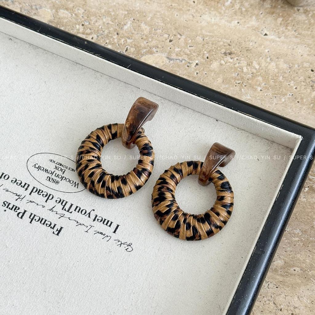 Maillard Coffee Color Amber Earrings Women's Autumn and Winter High-end Commuter Style Earrings Light Luxury Niche Design Earrings