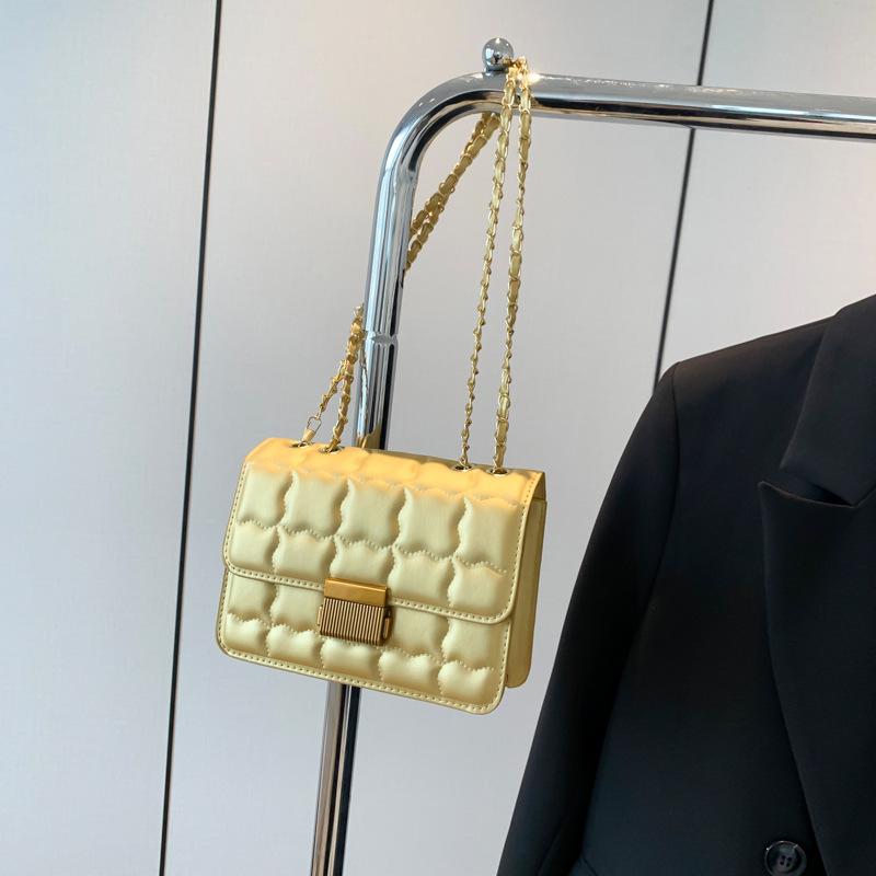 

Маленькая сумка женская 2025 весна и лето новая высокая ценность однотонная текстура ретро цепочка на плечо сумка-мессенджер маленькая квадратная сумка женская золотой