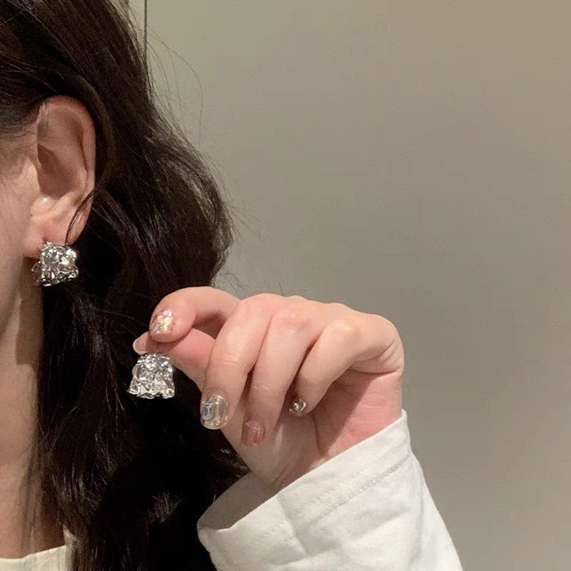 New trendy niche earrings light luxury high-end pleated metal French exquisite simple ear jewelry stud earrings