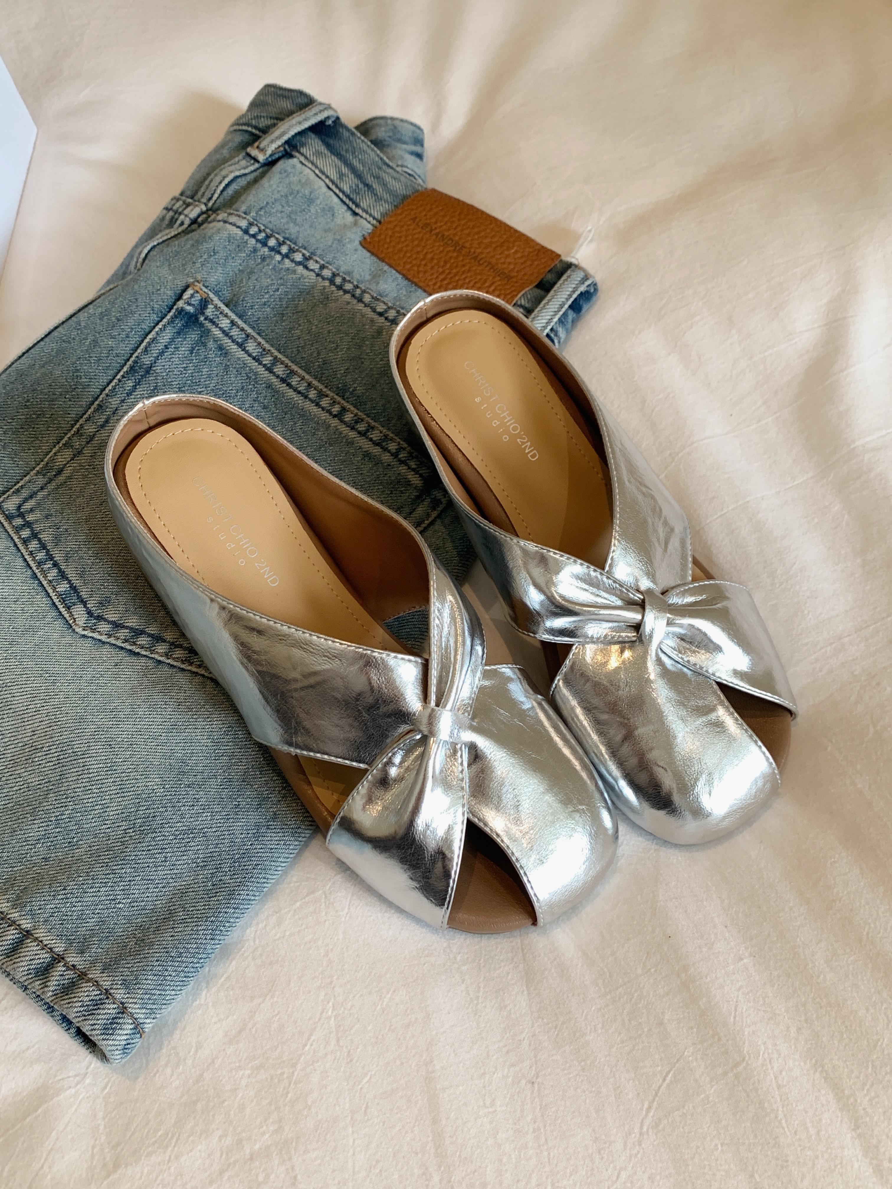 

Lan Cabinet, inner height-increasing single shoes 2025 new super fire bow sandals bag head Birkenstock half slippers women s summer outer wear 40 серебряный