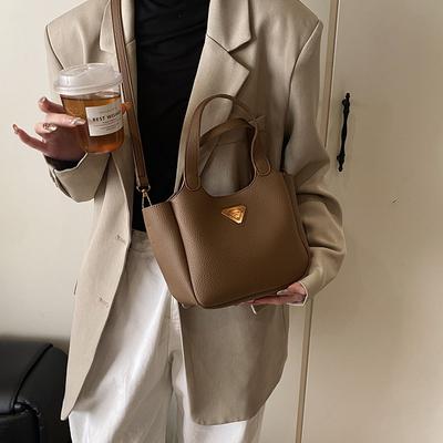 Damentasche modische neue Gemüsekorb einfache Handtasche weiches Leder Umhängetasche schräger Überschlag Eimertasche