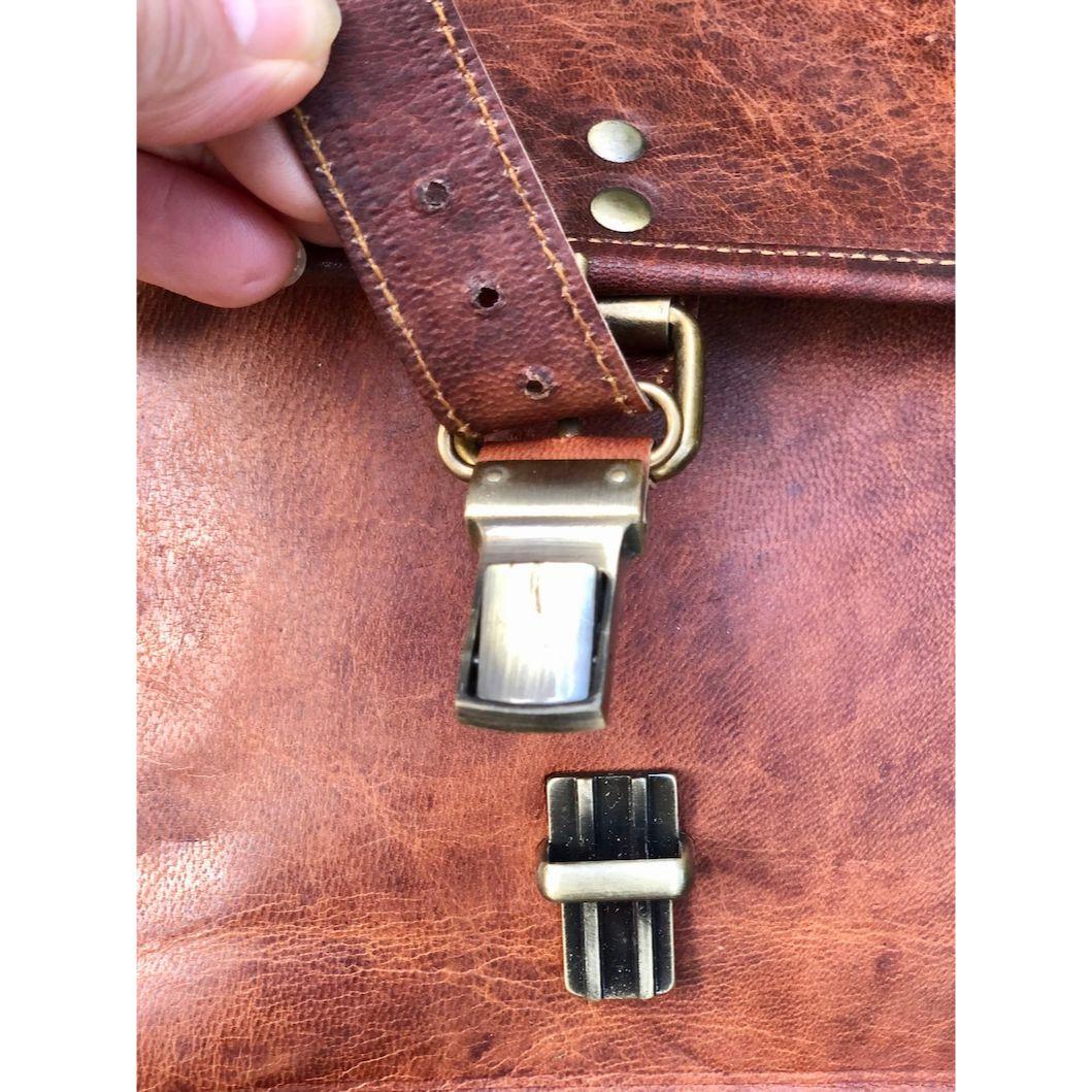 Маленькая коричневая кожаная сумка-почтальонка — фото 4