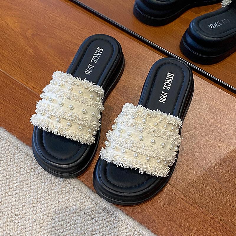 French Small Fragrant Slippers Women's Summer Wear 2025 New Internet Celebrity Fashion Pearl Tassel Thick Bottom Beach Cool Slippers