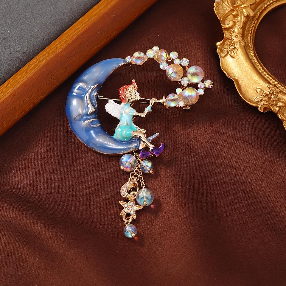

Retro Glazed Moon Man Brooch - Vintage Alloy Tassel Pendant for Larger Clothing Accessories