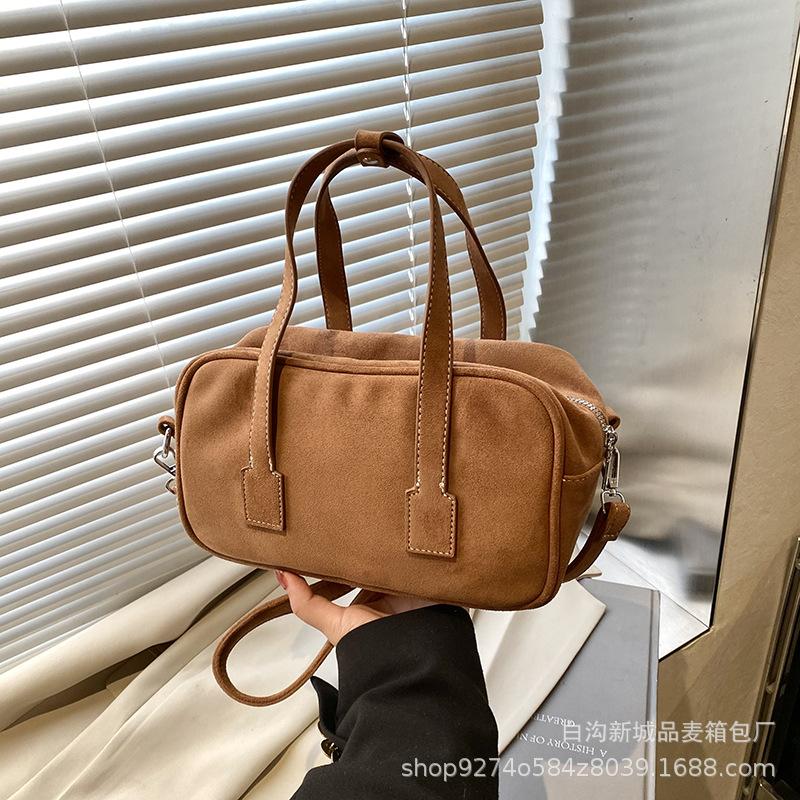 

Retro small bag women s autumn and winter versatile 2025 new fashion shoulder messenger bag women s portable commuter pillow bag коричневий