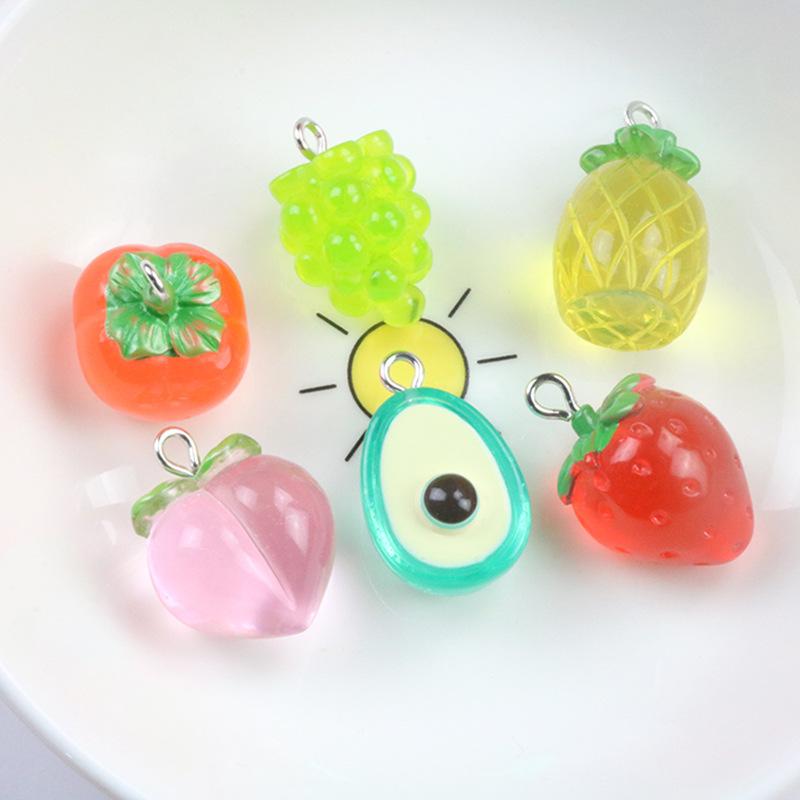 8 ks 3D ovocné hroznové přívěsky pryskyřičné růžové broskvové přívěsky na šperky náušnice klíčenku náhrdelník DIY potřeby pro výrobu šperků