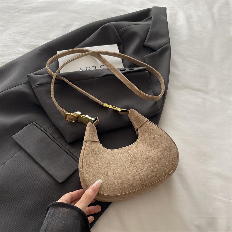 Retro matte handbag, foreign style, high-end dumpling hand carry small bag 2025 niche popular messenger mouth red envelope