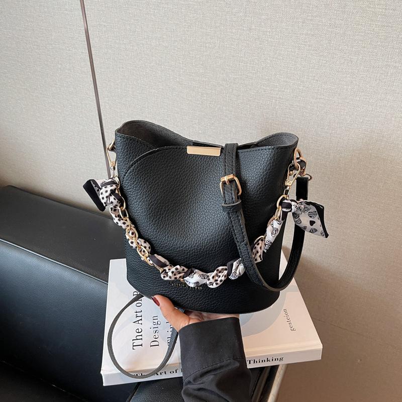 

Small bag women s summer versatile new messenger bag popular chain portable bucket bag чёрный