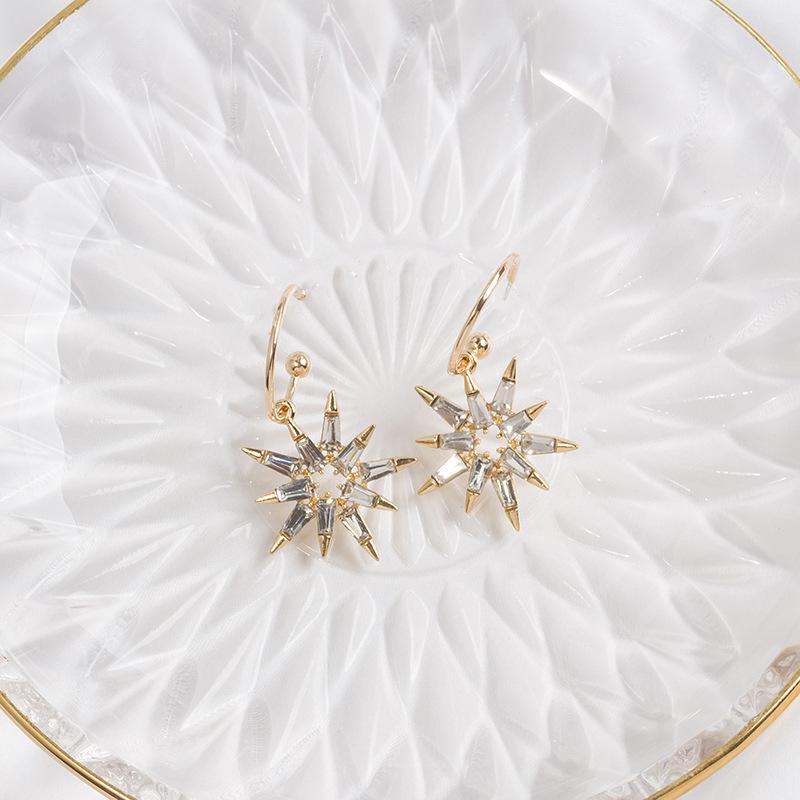 Premium Sense Cold Exaggerated Metal Pleated Geometric Earrings, Personalized Retro French Flower Peach Heart Earrings