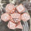 7 sztuk Biało-Różowy Standardowy Metalowy Zestaw Kości Wielościennych Solidny Metal Odpowiedni do Gier Fabularnych RPG Gry Planszowe Gry Karciane