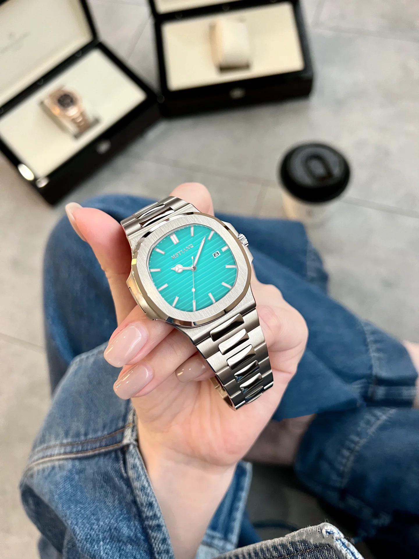 

Швейцарские светящиеся кварцевые часы - Водонепроницаемые, стальной браслет, функция календаря, унисекс, деловой дизайн.