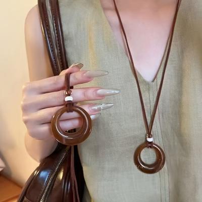 Newly Arrived Luxurious Retro Hoop Pendant Necklace for Women - Minimalist Chinese Style Accessory for Summer 2025