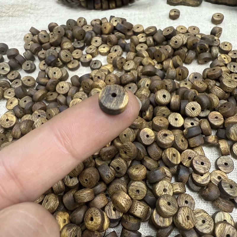 Náramek z přírodních korálků z agarového dřeva — Budhistická DIY pomůcka