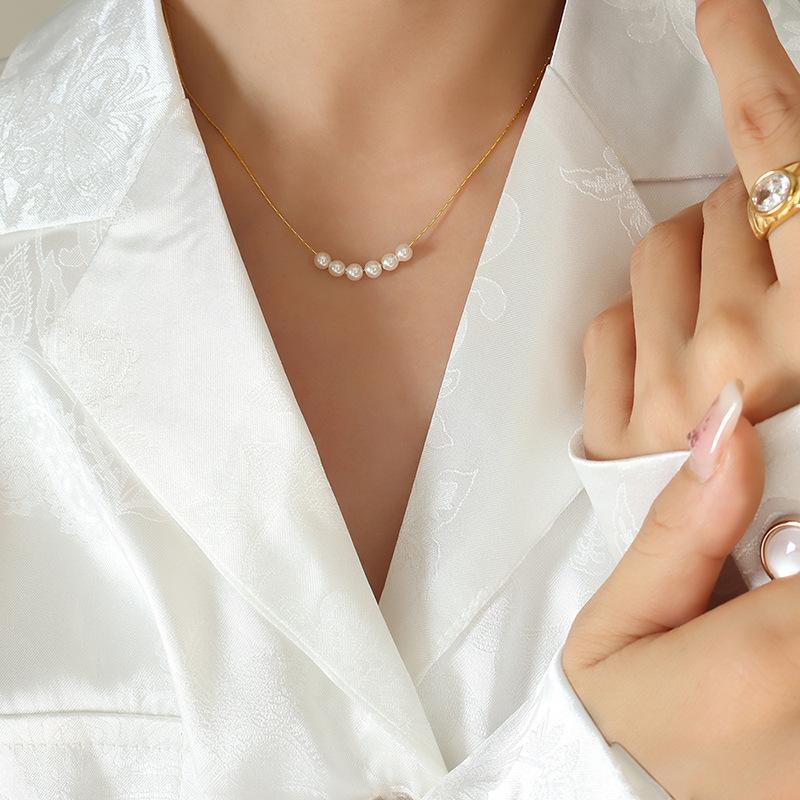 Niche Design Imitation Pearl Round Beaded Pendant Necklace, Titanium Steel Gold-Plated Vertical Chain Cold Wind Jewelry