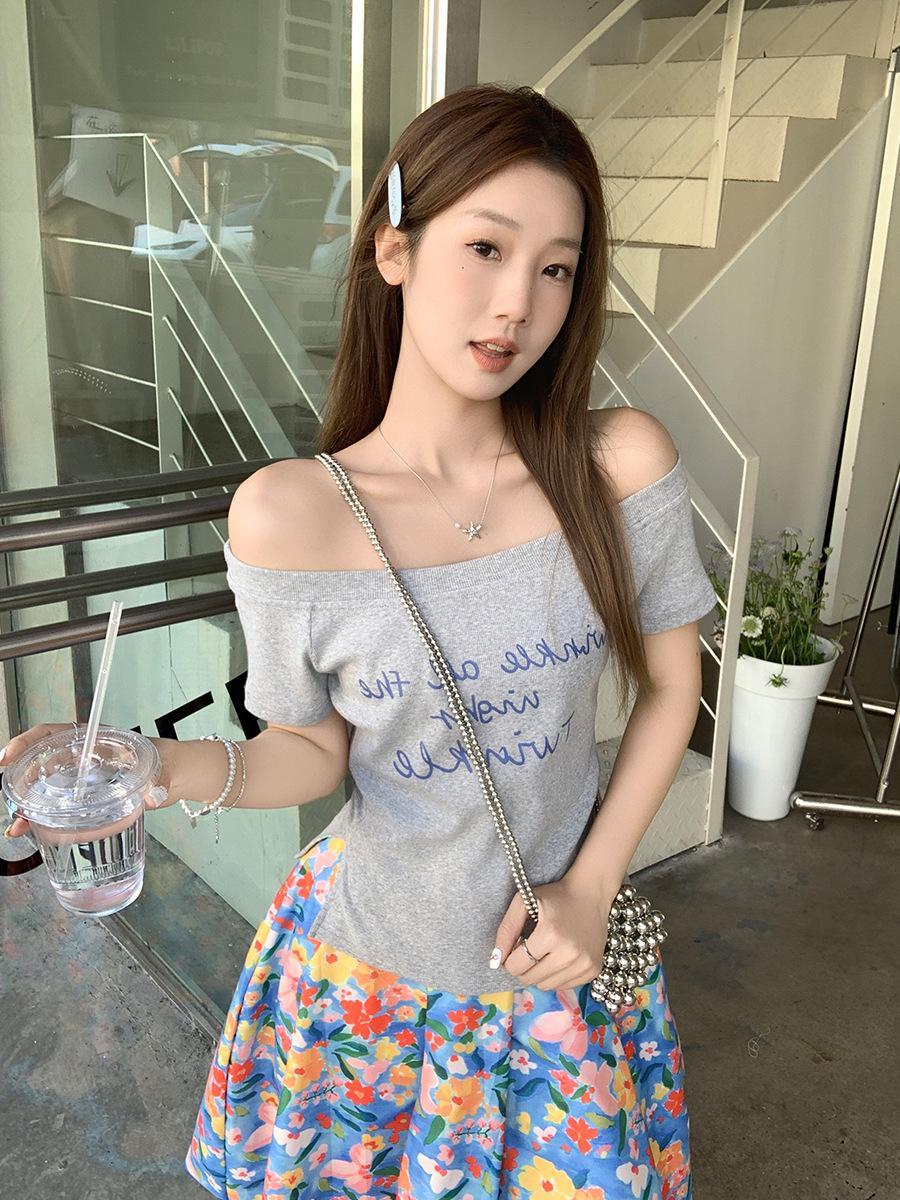 

Супер стильная цветочно-серая однотонная диагональная открытая с плеча короткорукавная футболка в стиле Spice Girls женская летняя с принтом-алфавитом топ S