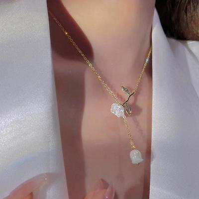 Collana Pendente Goccia d'Acqua Oro Rosa con Perla Rotonda e Design Floreale