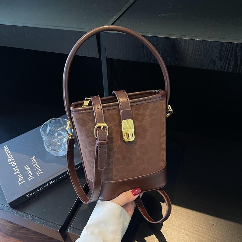 This Year's Popular Leopard Print Small Bag Women's Autumn and Winter 2025 New Retro Messenger Bag Korean Version Portable Bucket Bag