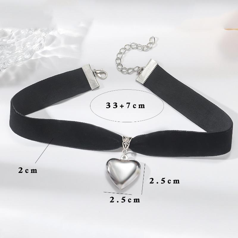 Junan Gothic Black Velvet Heart Pendant Choker Necklace