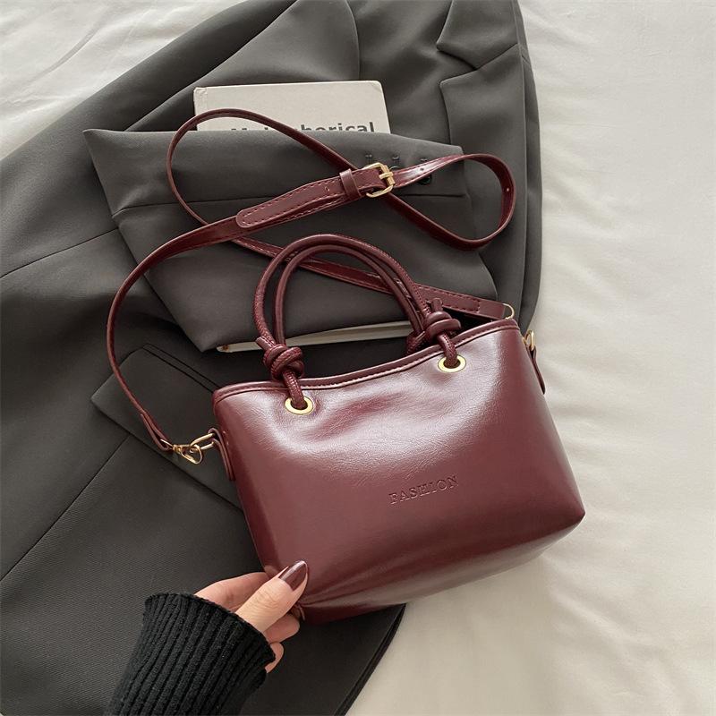 High-value Retro Brown Small Bag Women's 2025 New Autumn and Winter Versatile Messenger Bag Portable Bucket Bag