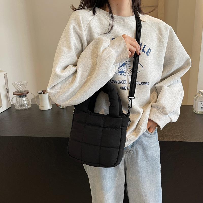 Borsa a tracolla trapuntata in nylon Autunno Inverno Monocolore Borsa a spalla con fodera in poliestere Chiusura con cerniera Pulitura professionale a secco