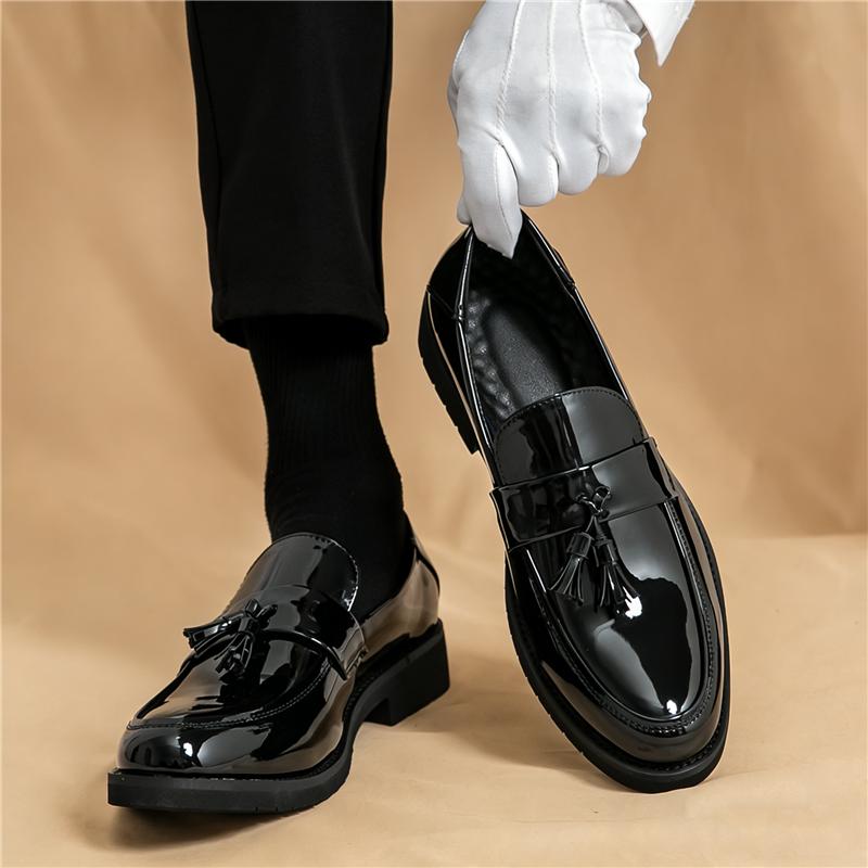 New Designer Tassels Loafter Pointed Patent Leather Slip On Shoes For Men Casual Business Formal Dress Footwear Zapatos Hombre
