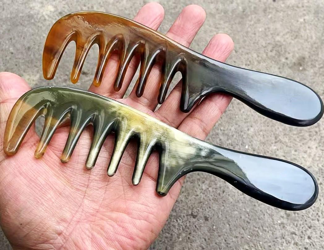 

Натуральный желтый и черный рог быка гребень с широкими зубьями - Гребень с крупными зубьями Бутик 18 cm Length