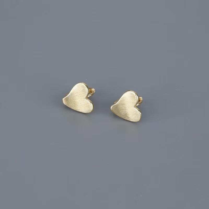 Шикарные серьги-гвоздики в виде сердца с золотым матовым покрытием - Простые, универсальные, роскошные для женщин