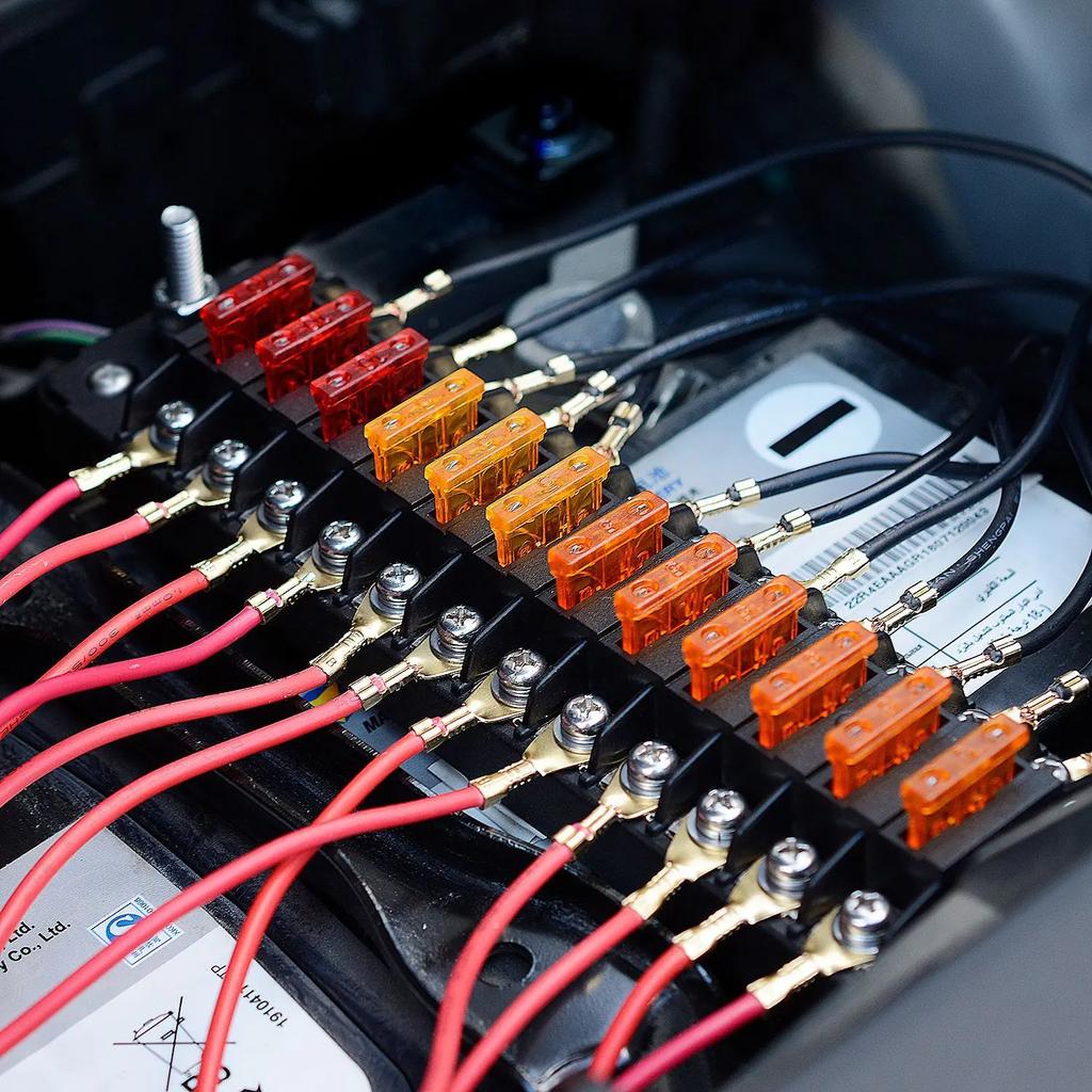 32V Car Boat 12 Ways Regardless of Positive and Negative Fuse Box Holder with 24 Pieces of Fuse, 1 In 1 Out M5 Stud with Sticker