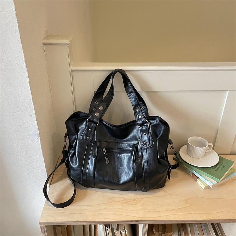 Borsa a Spalla Hobo Morbida in PU Sgualcita con Tracolla Regolabile e Borchie Metalliche Borsa a Mano Casual da Spalla per Donna
