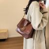 This year, popular small bags are women's autumn and winter versatile 2023 new retro shoulder messenger bags, women's popular small square bags.