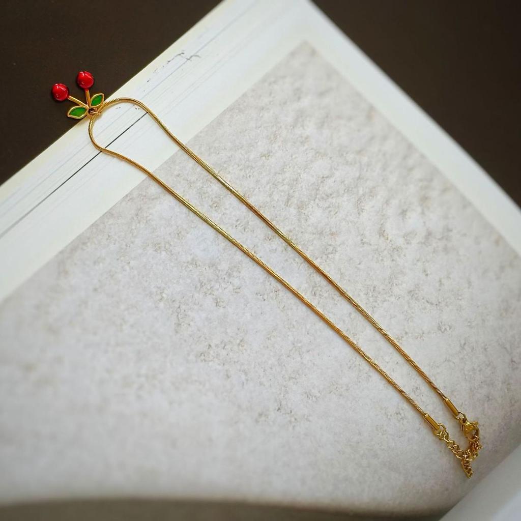 Halskette mit Kirschanhänger: Nicht verblassender Titanstahl-Choker mit Tropföldesign, Modische kurze Schlüsselbein-Kette für Damen