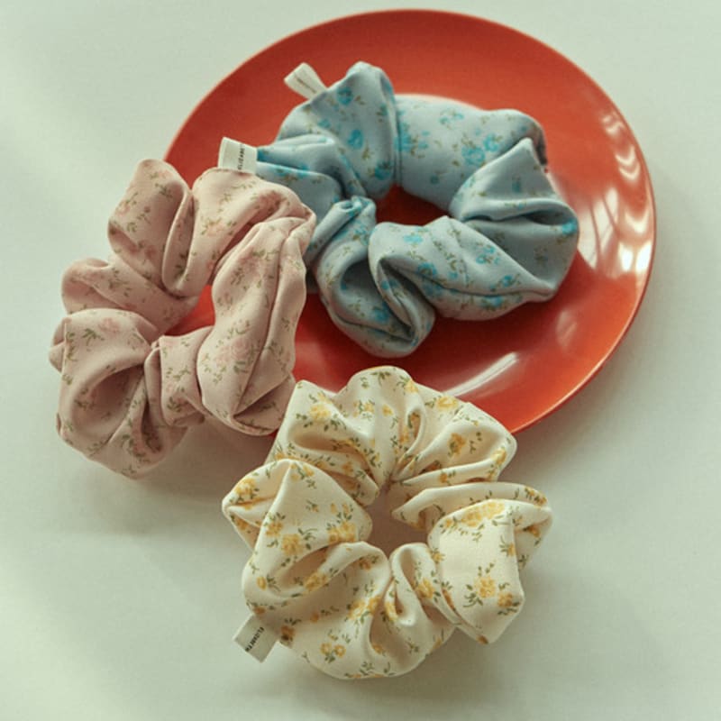 Elizabeth Moments Flower Print Scrunchie