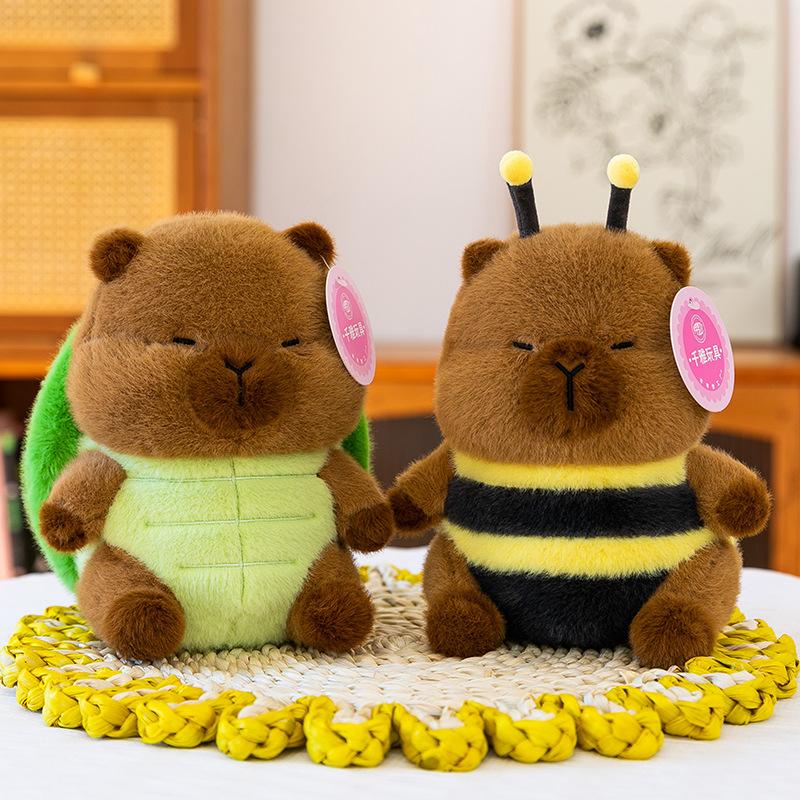 Trasformati in un piccolo peluche di capibara ape, una bambola di capibara tartaruga, e fai regali ai bambini.