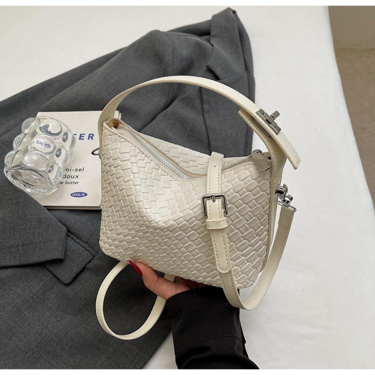 Niche popular textured woven bag women's 2025 spring and summer new Korean version fashionable and elegant one-shoulder portable messenger bag