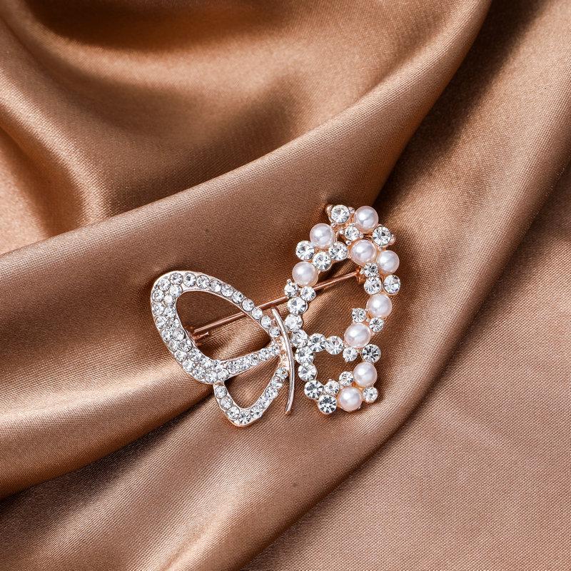 2022 New Creative Luxury Pearl Brooches Pins For Women Elegant Rhinestone Snowflakes Flower Accessories Lady Wedding Party Gift