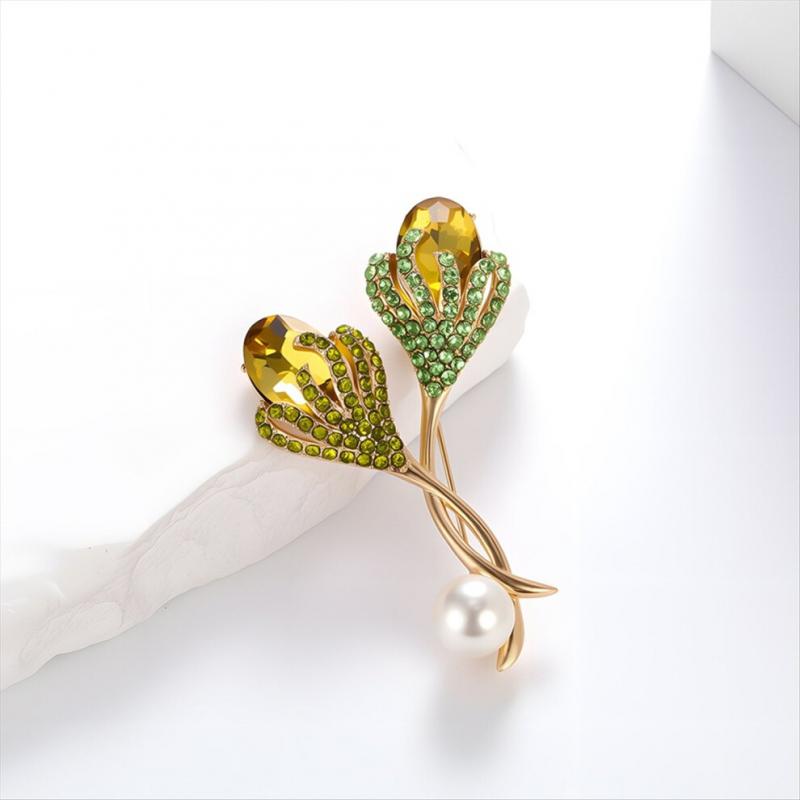 Elegant tulip-shaped brooch suitable for women, a fashionable floral brooch with a floral design for lapel decoration.