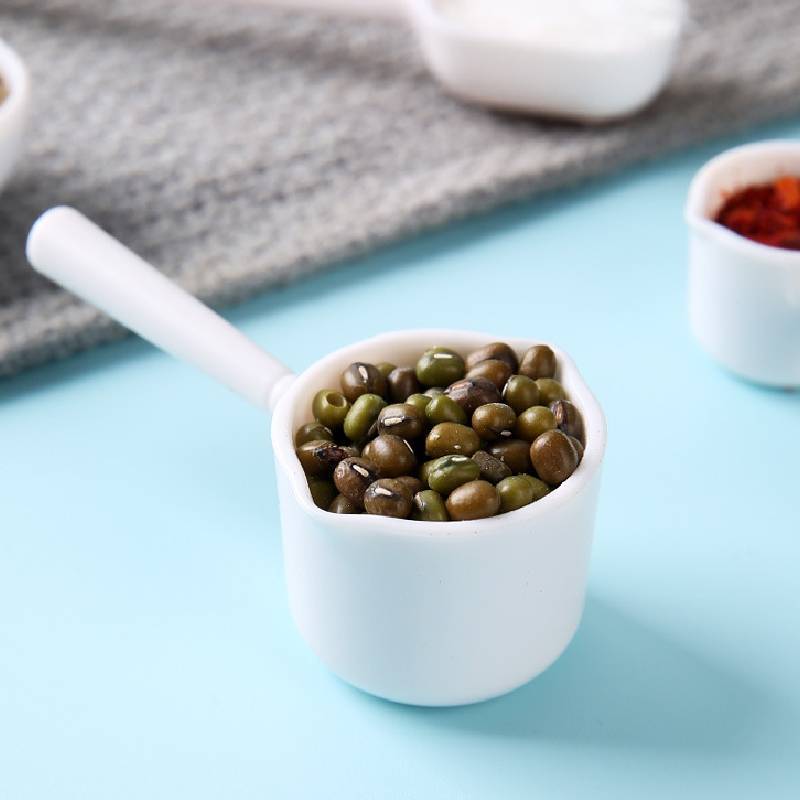 Modern Minimalist Plastic Coffee Bean Scoop With Long Handle For Home Brewing And Baking