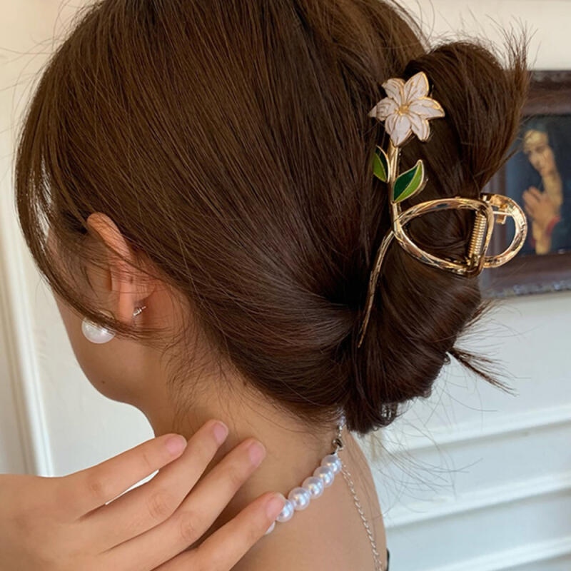 Minena Flower Metal Hair Clip Pin Twist Hairpin gold