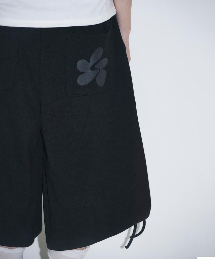 Seulliggeullou Side Shirred Bermuda Sweatpants [Black]