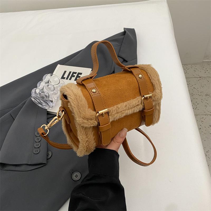 

Fashion and casual portable small bag women s 2024 new autumn and winter plush popular shoulder messenger small square bag хакі
