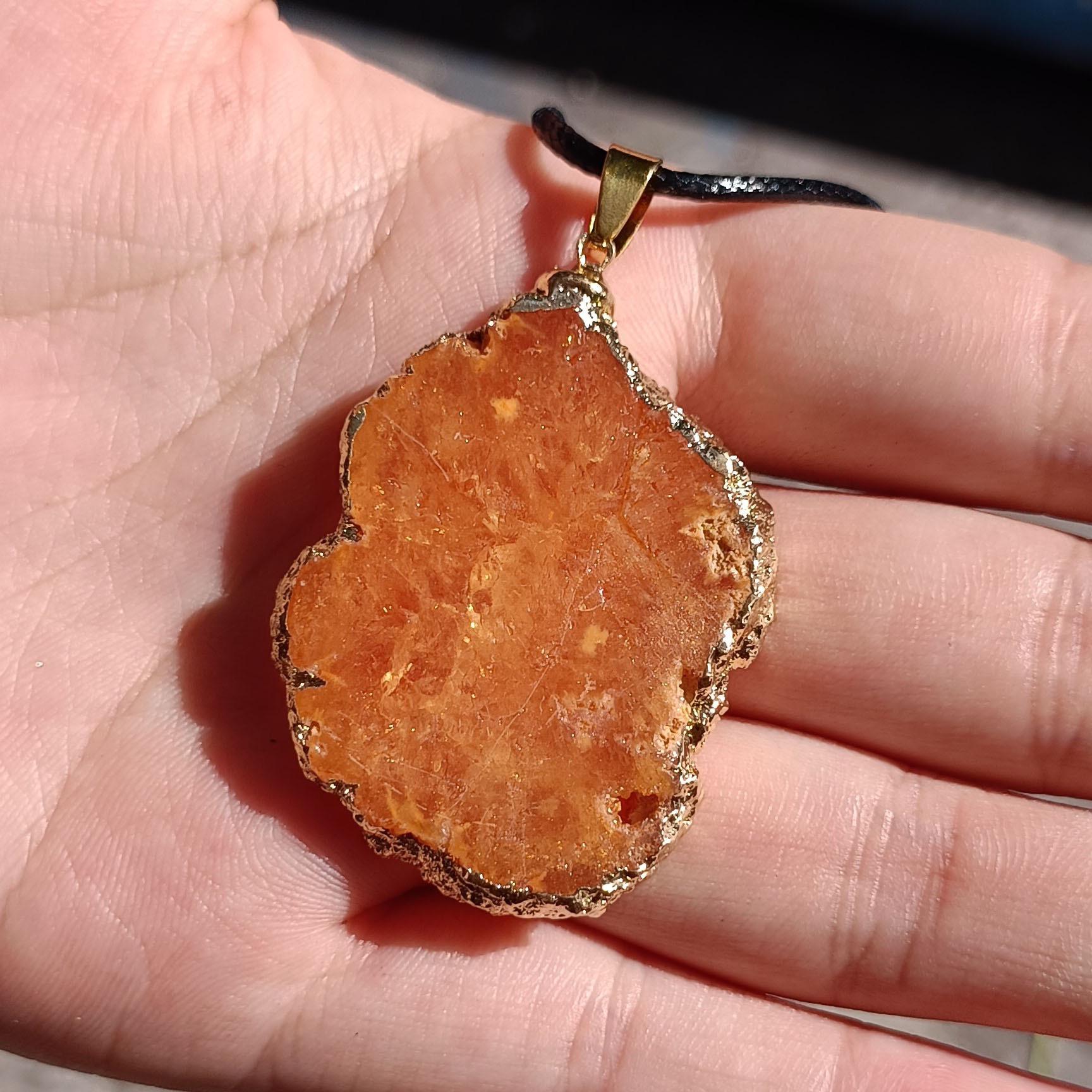 

Европейское и американское ожерелье с подвеской в виде сердца из натурального агата и кристалла с гальваническим покрытием по краю Irregular Size