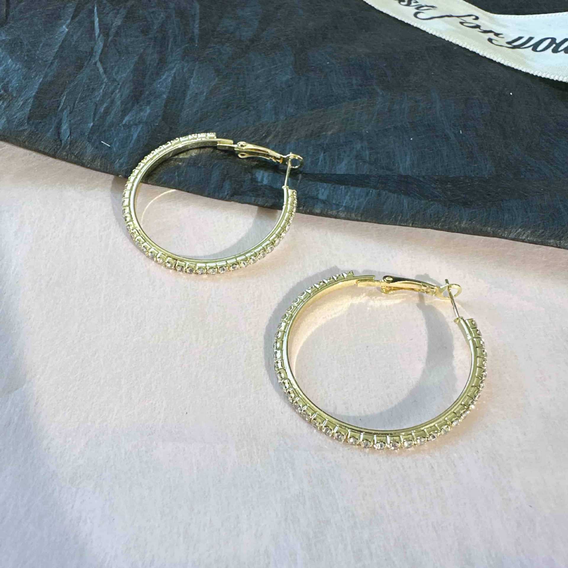 

Блестящие серьги-кольца со стразами Роскошные большие круги из цинкового сплава Преувеличенные серьги с индивидуальностью Ювелирные изделия Женские аксессуары золотой